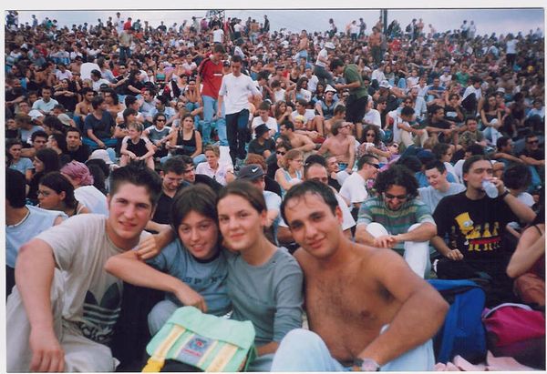 MTV DAY, BOLOGNA Settembre 1999
Ivo (da destra), Alice, Sara e Marco,  
rappresentano gli Amijji a questo 
evento. Fu' una bellissima giornata 
anche se tornarono a casa fradici 
a causa di un violento temporale, 
che li trovo' impreparati, in una bella 
giornata di sole.
